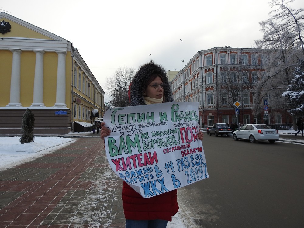 После жесткого задержания волонтер Навального в Саратове вновь вышла на пикет к облдуме