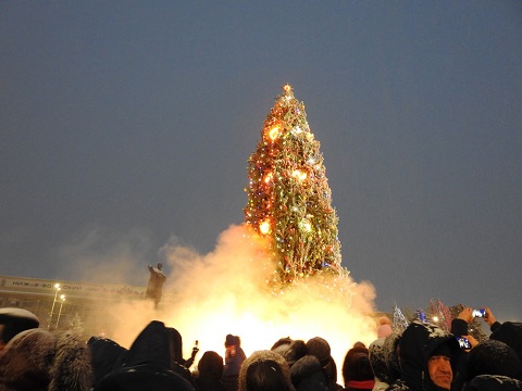 Главный Дед Мороз Саратова зажег елку на Театральной площади