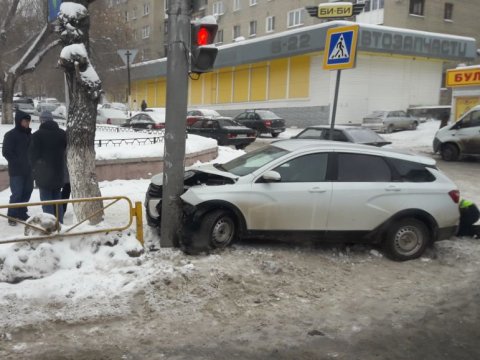 Протаранившая светофор «Веста» спровоцировала затор на Чернышевского