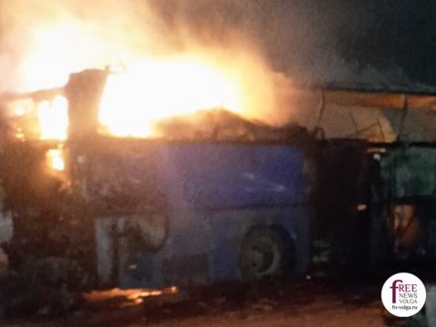 МЧС: В сгоревшем под Саратовом автобусе ехали четыре человека