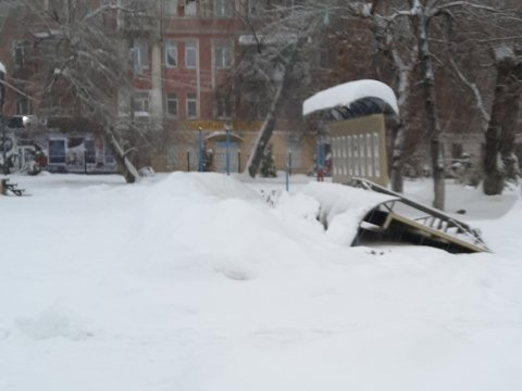 Из-за снегопада в Саратове рухнула районная доска почета