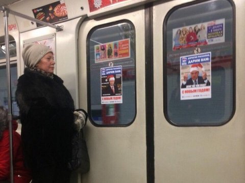 Неизвестные развесили в метро Петербурга провокационные плакаты с Путиным и Медведевым