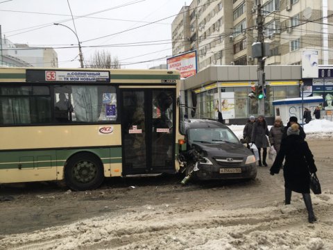 В центре Саратова автобус №53 протаранил легковой автомобиль