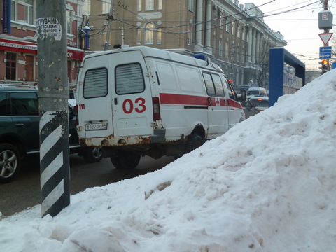 В Саратове машины «скорой» не могли доехать до места назначения из-за снега