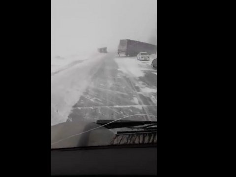 Из-за сильного снегопада под Хвалынском перевернулись фуры