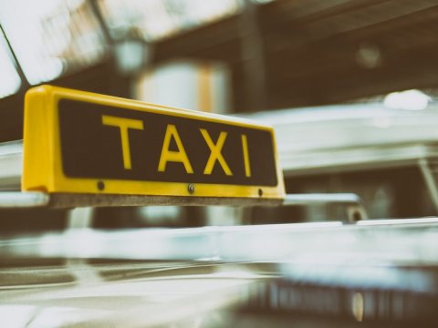 Роспотребнадзор открыл горячую линию о качестве работы такси в новогодние праздники