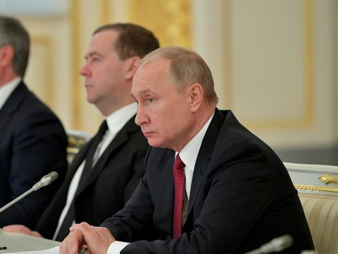 Путин: Некоторые «измученные «Нарзаном» губернаторы по уровню оплаты являются волонтерами