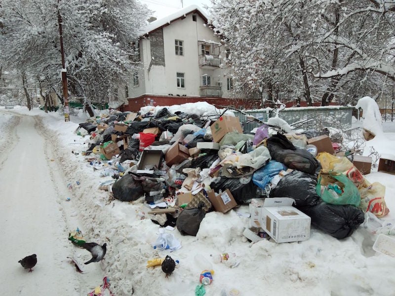 Из-за снегопадов Саратов оказался завален мусором