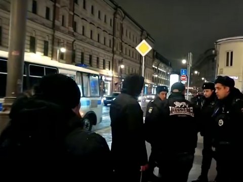 Московская полиция задержала случайных прохожих после акции «бессрочного протеста»