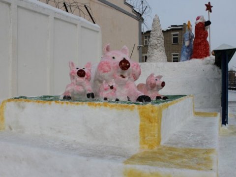 Саратовские осужденные для конкурса слепили свиней из снега