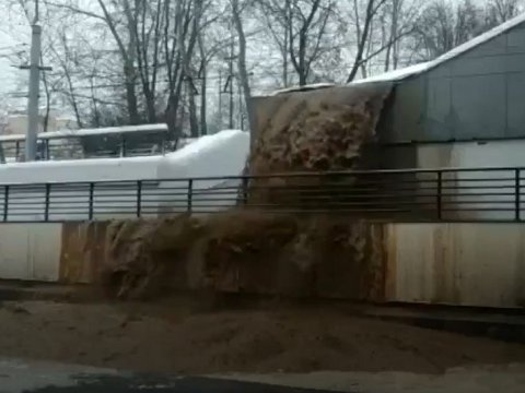 В Москве затопило Тушинский тоннель. Экстренные службы не справляются с потоком грязи