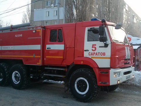 Десятки саратовских пожарных всю ночь тушили жилой дом