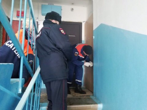 Балаковские спасатели вскрыли квартиру не открывавшей дверь пенсионерки