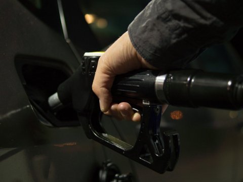 В Саратове бензин стоит дороже среднего по ПФО