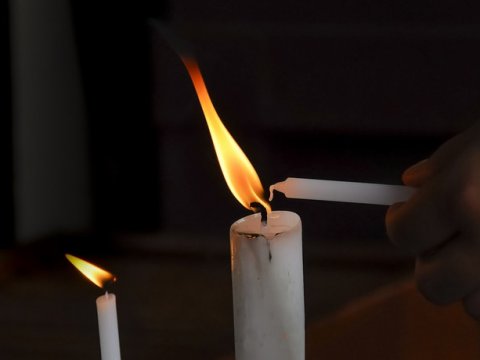 Пожилая саратовчанка могла погибнуть из-за горящей свечи