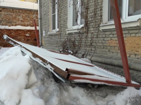 Саратовские чиновники попросили УК восстановить обрушившийся козырек подъезда на Волжской