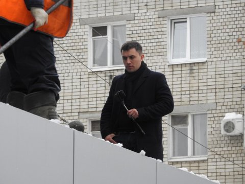 Бондаренко залез на крышу закрываемой поликлиники №10
