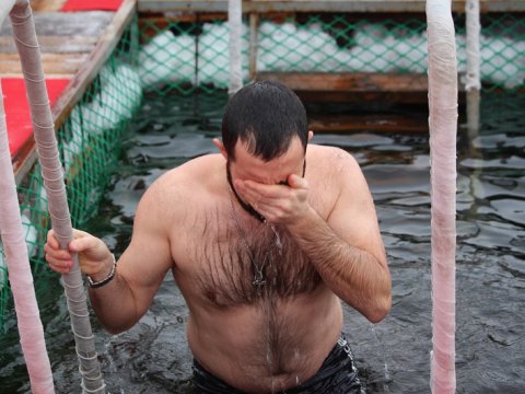 Тысячи саратовцев продолжают крещенские купания в Волге