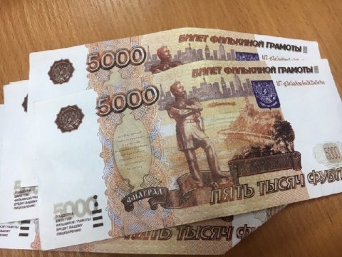 В Балашове мужчина расплатился за продукты билетами «Банка приколов»
