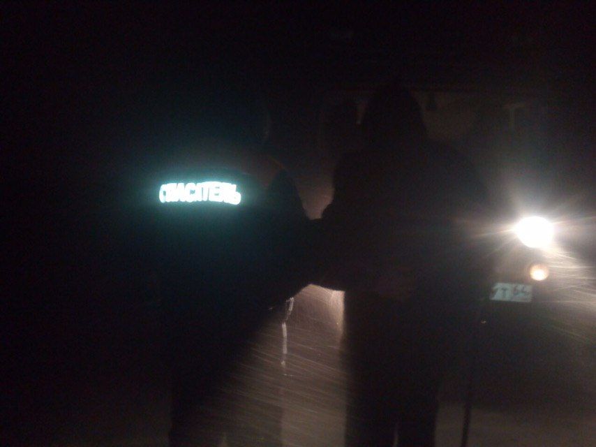 Ночью спасатели четыре километра шли пешком до застрявшего под Новоузенском водителя