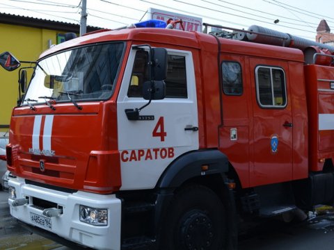 В Саратове пожарные эвакуировали из загоревшегося дома трех детей