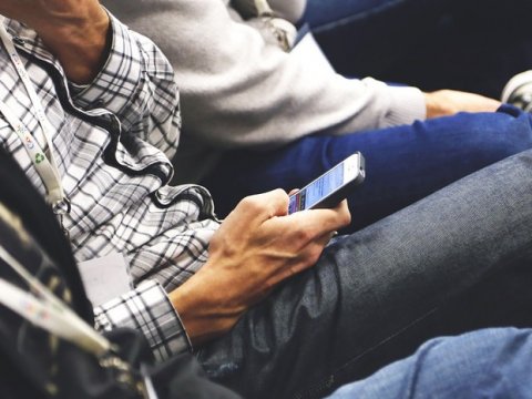 Саратовские полицейские задержали укравшего телефон в автобусе пенсионера-карманника