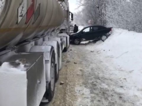 В Саратовском районе произошло массовое ДТП с автоцистерной