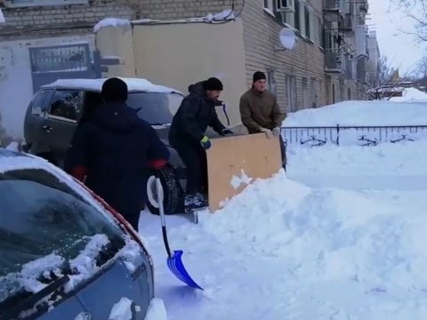 Находчивые жители Энгельса сделали из внедорожника снегоуборочную машину