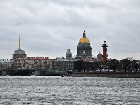 Из-за сообщений о бомбах в Петербурге эвакуируют более сотни объектов