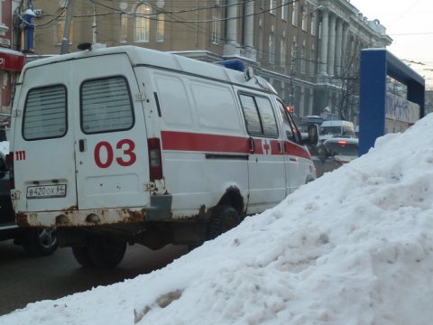 В центре Саратова КамАЗ протаранил две иномарки после столкновения с Priora