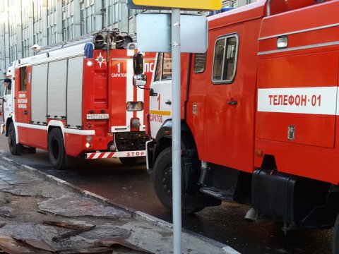 В Саратове вспыхнул пожар в ангаре фармацевтической фирмы