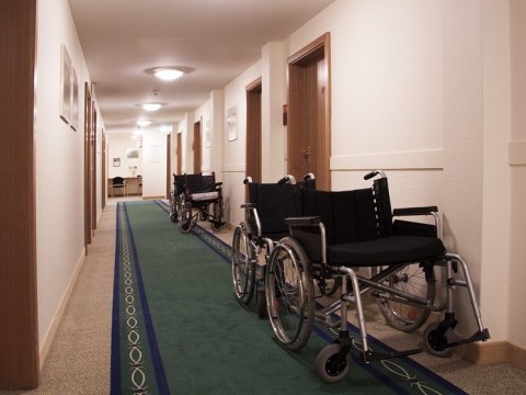 Суд заставил саратовских чиновников платить за заказанные инвалидные коляски