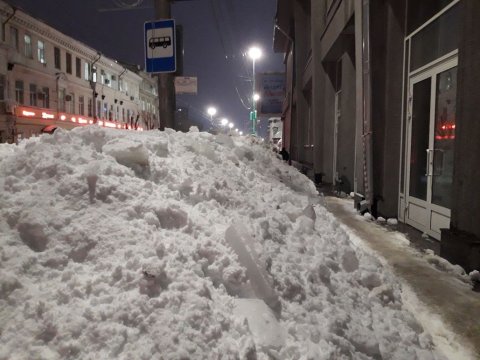 Снегом с крыши саратовского цирка завалили тротуар на Чапаева