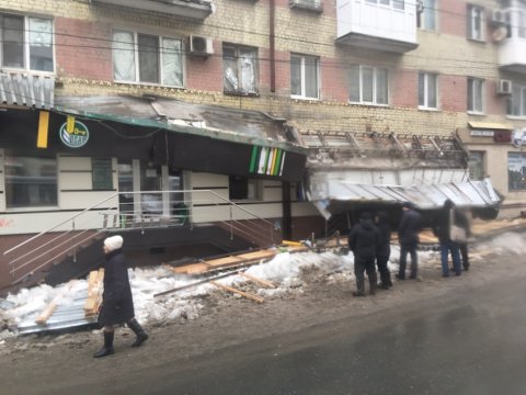 На Чапаева «коммунальная лавина» разрушила два навеса здания