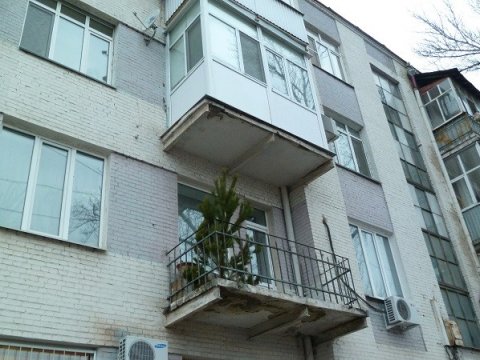 В Саратове мужчина пытался убежать от правоохранителей через балкон и квартиру соседки