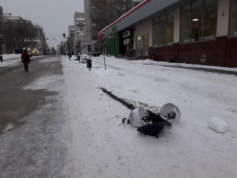 После уборки снега улица Волжская лишилась дерева и фонаря