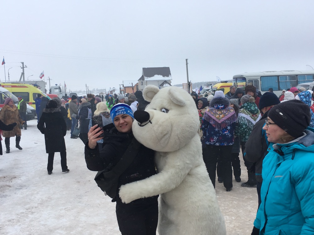 В Базарном Карабулаке участников «Лыжни России» развлекают ростовыми куклами медведей и патриотическими песнями 