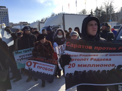 Смыслов и сторонники Навального проводят антирадаевский митинг на Театральной площади