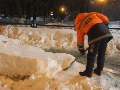 Ночной рейд Исаева. Рабочие вывезли снег с Кутякова и 5-й Дачной