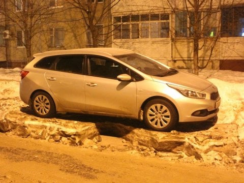 В Саратове коммунальщики оставили автомобиль нарушителя на ледяном «острове» 