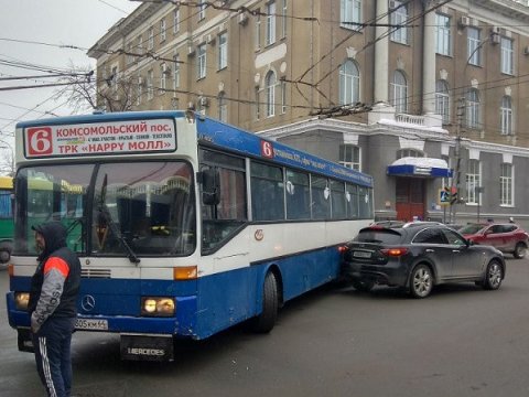 В центре Саратова столкнулись иномарка и автобус