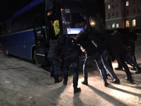 Саратовцам пришлось толкать автобус, чтобы уехать в Воронеж