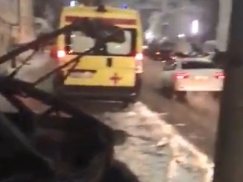 В Саратове после столкновения с иномаркой ВАЗ протаранил стену и сгорел