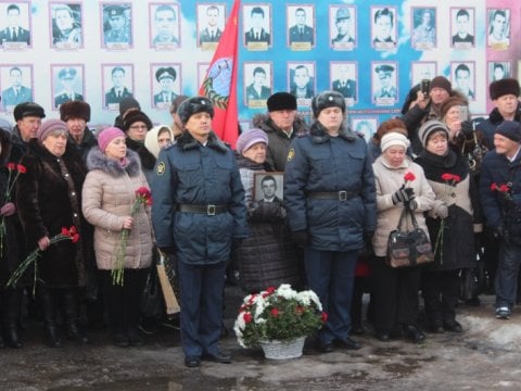 В Саратове сотни человек почтили память военных, погибших в Афганистане