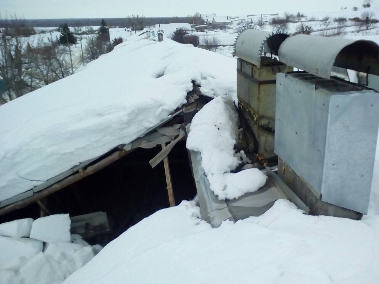 У дома пенсионера из Вольска под тяжестью снега рухнула крыша