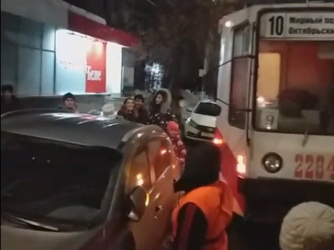 ГИБДД: Мешавший движению саратовских трамваев автохам оштрафован