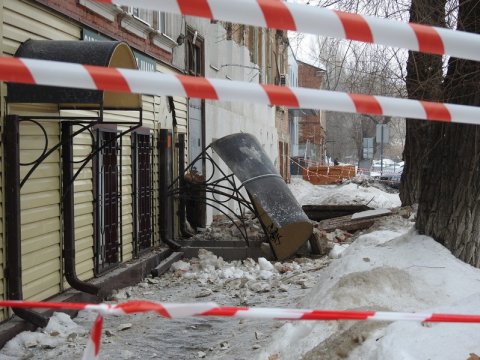 Что происходит на улице Мичурина, где вчера начал обрушаться старинный дом. Фоторепортаж