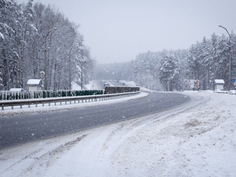 Автоинспекторы просят жителей Саратовской области быть аккуратнее на обледенелых дорогах
