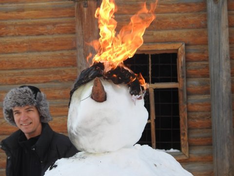 В центре Саратова художники сожгли снеговика