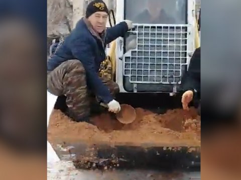 В Новоузенске рабочие катались в ковше «Бобкэта» и посыпали дорогу песком